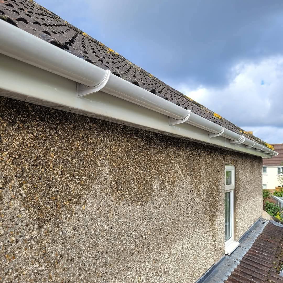 Roofline drainage detail during maintenance